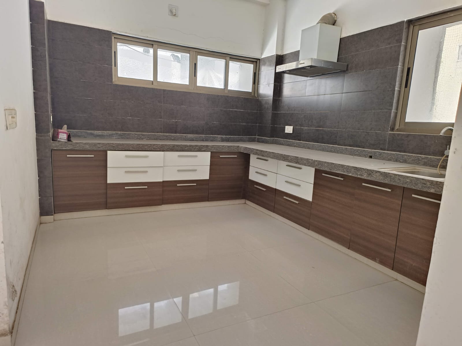 3 BHK 2406 Sq.Ft Residential Flat / Appartment for Sale in Thaltej Ahmedabad - Media 9