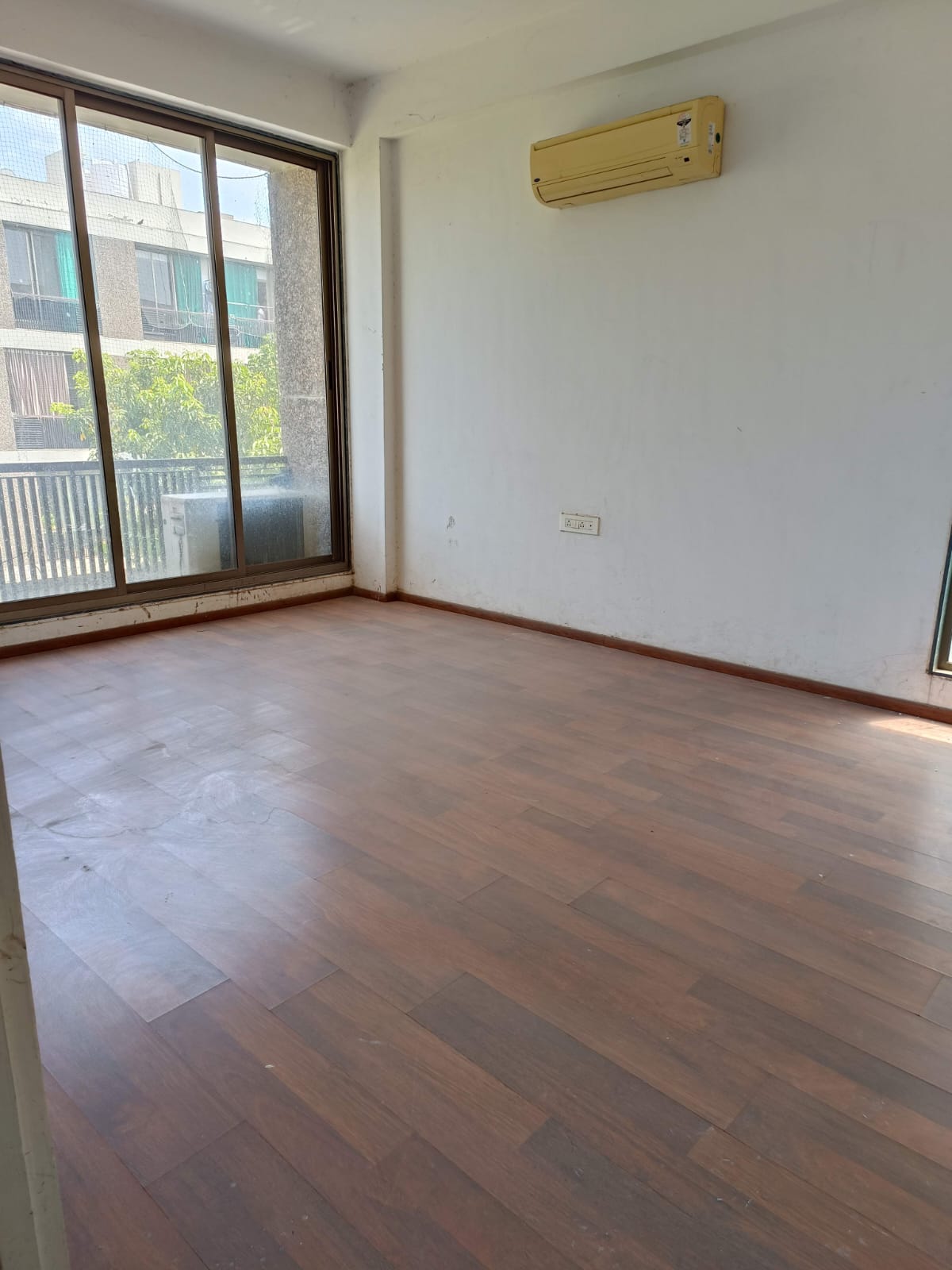 3 BHK 2406 Sq.Ft Residential Flat / Appartment for Sale in Thaltej Ahmedabad - Media 3